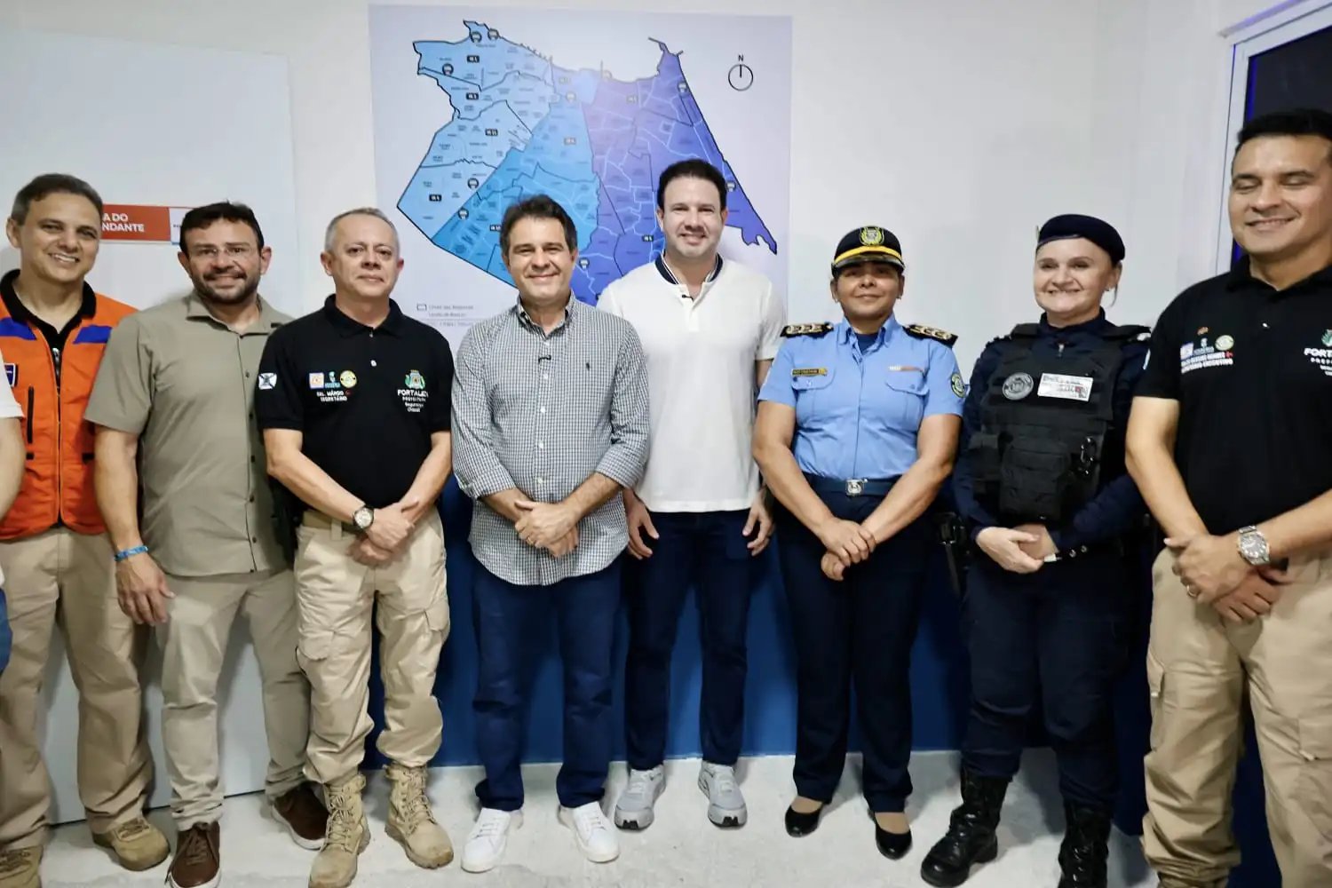 grupo de pessoas posa para a foto